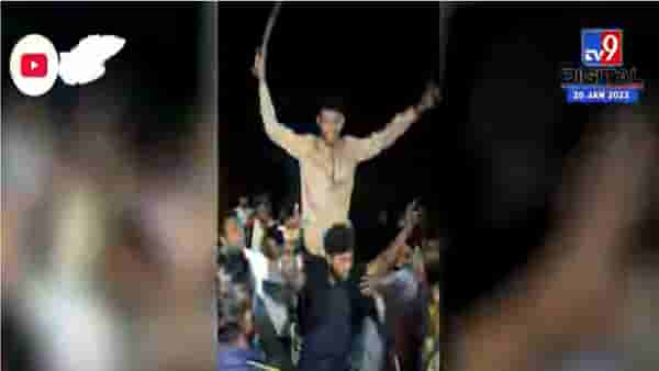 Video | जळगावमध्ये तलवारीने केक कापला, आणि बर्थडे बॉयची पोलीस स्टेशनमध्ये रवानगी