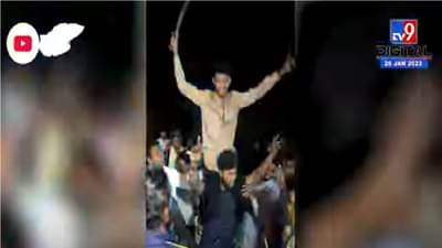 Video | जळगावमध्ये तलवारीने केक कापला, आणि बर्थडे बॉयची पोलीस स्टेशनमध्ये रवानगी