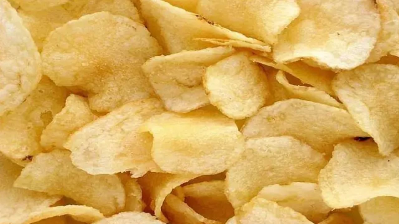 बटाट्याचे चिप्स चविष्ट बनवण्यासाठी त्यामध्ये जास्त मीठ आणि तेल वापरले जाते. तज्ञांच्या मते, याच्या सेवनाने शरीरासाठी हानिकारक आहे. 