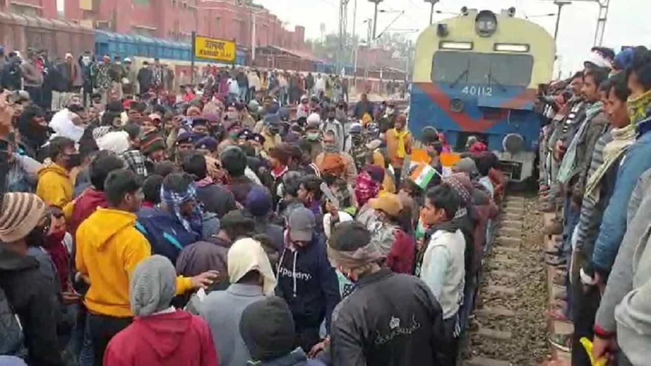 RRB NTPC Result : पाटणा येथे विद्यार्थ्यांवर लाठीचार्ज, जेहानाबाद स्टेशनवर आंदोलन; पोलिसांचं शांततेचं आवाहन