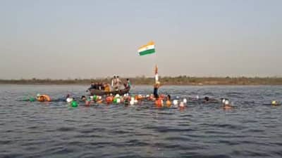 नागपुरात दिव्यांग मुलीचे तलावात ध्वजारोहण; पाचशे फूट तिरंगा ध्वजाची तरुणाईने काढली रॅली!