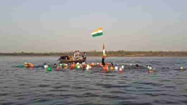 नागपुरात दिव्यांग मुलीचे तलावात ध्वजारोहण; पाचशे फूट तिरंगा ध्वजाची तरुणाईने काढली रॅली!