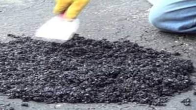 पुण्यात ठेकेदारांचा कामचुकारपणा;  खड्ड्यात डांबर न टाकता केवळ खडी टाकत खड्डे  बुजवले