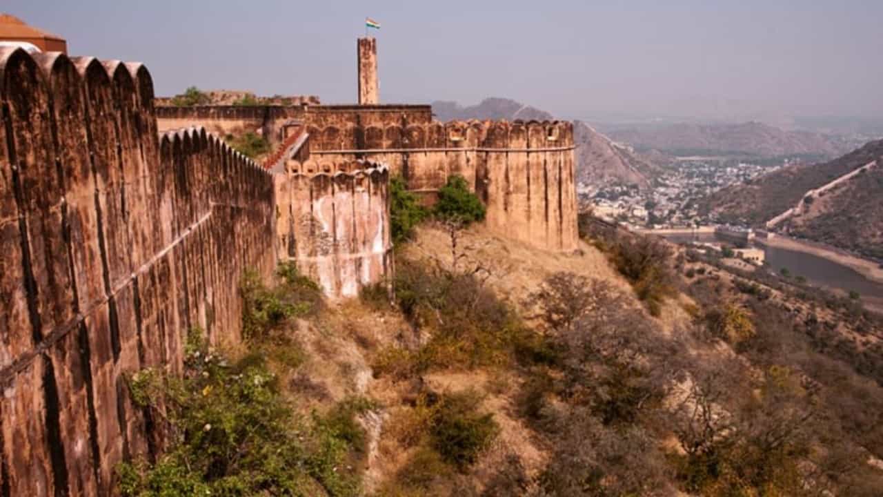 राजस्थानला भेट द्यायला सगळ्यांनाच आवडते. राजस्थानची राजधानी जयपूर नेहमीच पर्यटकांची पहिली पसंती असते. गुलाबी शहर म्हणून प्रसिद्ध असलेले हे शहर तेथील इतिहासासाठी देखील प्रसिद्ध आहे. जयपूरमधील जयगड किल्ला हा जगप्रसिद्ध आहे. हा किल्ला पहाण्यासाठी दरवर्षी लाखो पर्यटक येत असतात.