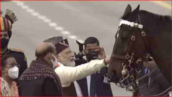 Republic Day 2022: प्रजासत्ताक दिनाच्या परेडनंतर राष्ट्रपती आणि पंतप्रधानांनी विराटला गोंजारलं; कारण काय?