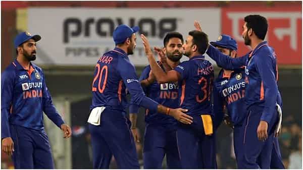 वेस्ट इंडिज विरुद्ध होणाऱ्या (IND vs WI) वनडे आणि टी-20 मालिकेसाठी संघाची घोषणा करण्यात आली आहे. रोहित शर्माने (Rohit sharma) फिटनेस टेस्ट पास केली असून तो पूर्णवेळ कर्णधार म्हणून संघाचे नेतृत्व करणार आहे. निवडसमितीने या दौऱ्यासाठी काही युवा खेळाडूंवर विश्वास दाखवला आहे. त्यांची चांगली कामगिरी पाहून त्यांना टीम इंडियामध्ये स्थान मिळाले आहे. ज्या पाच खेळाडूंना लॉटरी लागलीय, त्याच्याबद्दल जाणून घेऊया (फोटो सौजन्य - AFP)