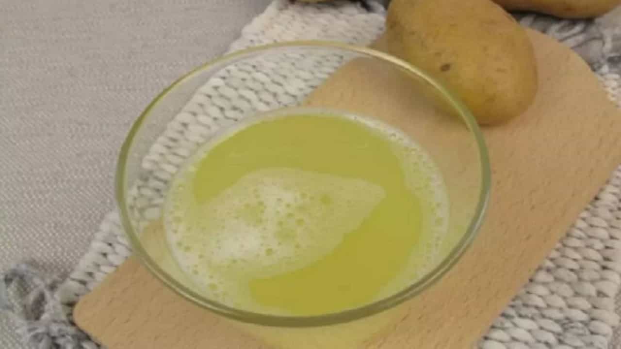 शरीरासाठी अतिशय फायदेशीर मानला जाणारा बटाटा त्वचेसाठी चांगला मानला जातो. आजकाल यापासून बनवलेली अनेक उत्पादने बाजारात उपलब्ध आहेत आणि त्यांच्यापासून त्वचेची उत्तम काळजीही घेता येते. तसेच आपण बटाट्यापासून काही फेसपॅक तयार करून त्वचेसाठी वापरले पाहिजे. ज्यामुळे आपली त्वचा सुंदर आणि तजेलदार होण्यास मदत होते.