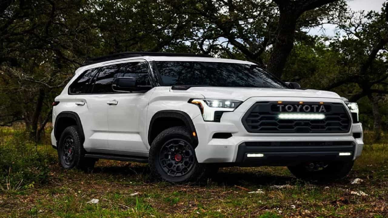 टोयोटाने जागतिक बाजारपेठेत एक ऑल न्यू 2023 Sequoia SUV कार सादर केली आहे. ही कार संपूर्ण SUV कार असून त्यात 3.5 लीटर iForce Max Twin Turbocharged V6 Hybrid इंजिन आहे.