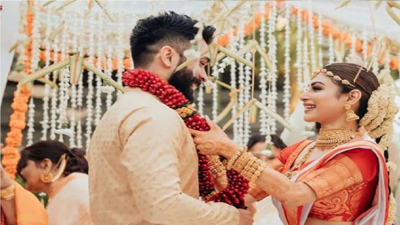 अभिनेत्री मौनी रॉय आणि सूरज नांबियार यांचा लग्नसोहळा पार पडला. या लग्नाचे फोटो आता समोर आले आहेत.