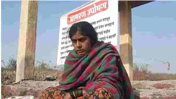 भर थंडीत स्मशानभूमीत उपोषण, पतीचं आत्मदहन आता पत्नीचा लढा सुरु, कोणत्या प्रकरणी मूग गिळून बसलंय BEED प्रशासन ?