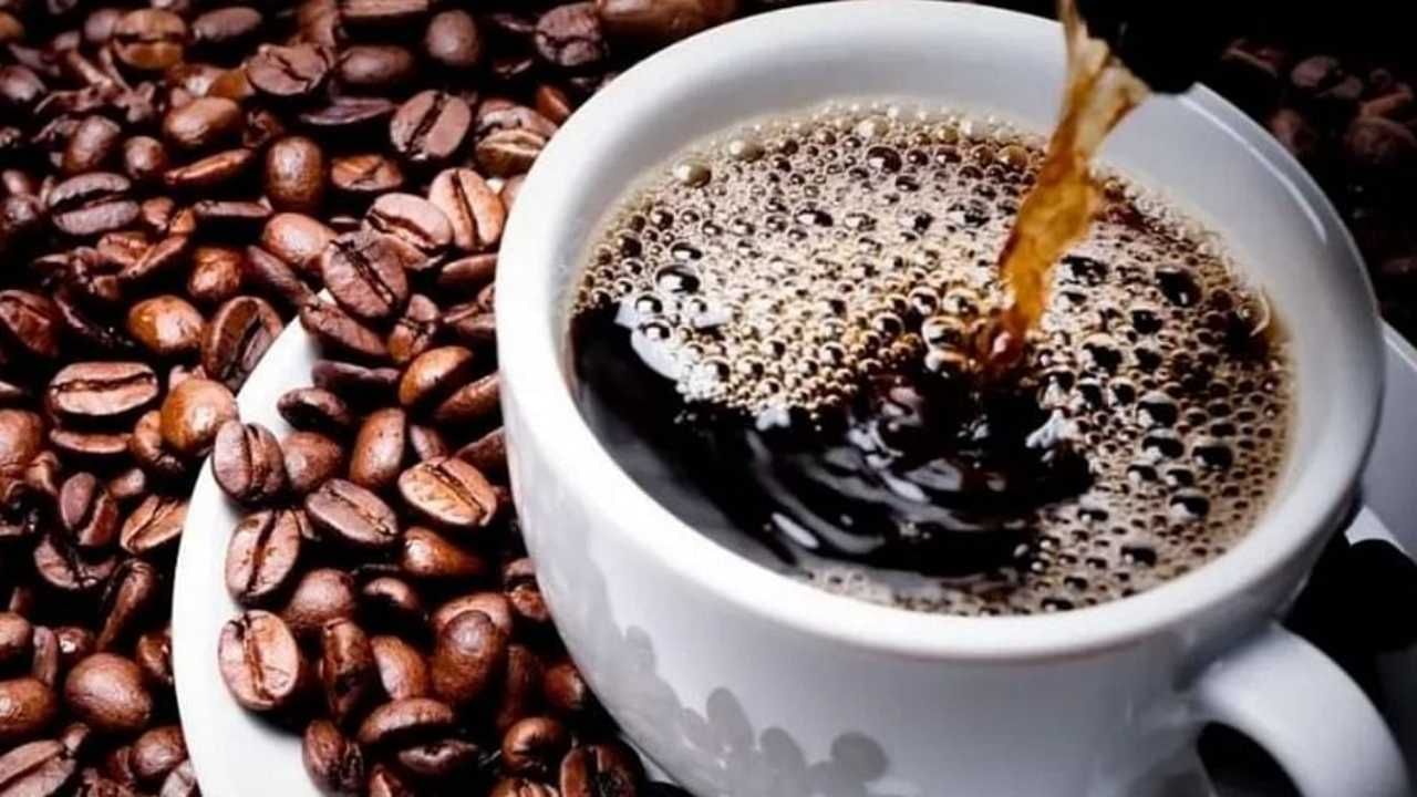 कॉफी, चहाचे अधिक सेवन :  चहा, कॉफी हे शरीरासाठी धोकादायक असते. त्याचा सर्वाधिक फटका हा हाडांना बसतो. कॉफीच्या अतिरिक्त सेवनामुळे हाडांमधून कॅल्शियमची गळती होते. त्यामुळे हाडांडी ताकद कमी होऊन ते ठिसूळ बनतात. त्यामुळे तज्ज्ञांकडून कॉफी किंवा चहाचे अधिक सेवन न करण्याचा सल्ला दिला जातो. 