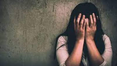 धक्कादायक, जेवणाच्या सुट्टीत नराधमांनी डाव साधला, विद्यार्थीनीवर बलात्कार करून पळ काढला