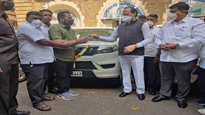 राष्ट्रवादीच्या आमदाराकडून तालुका अध्यक्षांना चारचाकीचं वाटप! अजितदादांच्या हस्ते चाव्या सुपूर्द