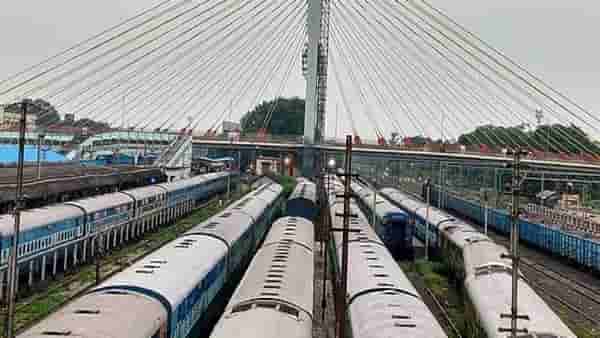 मध्य रेल्वेच्या अडीचशेवर रेल्वे गाड्या रुळावर; मुंबईकडे जाणाऱ्या गाड्या फुल्ल