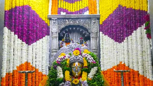 आज षटतीला एकादशीचे (Shattila Ekadashi)औचित्य साधत संतश्रेष्ठ ज्ञानेश्वर महाराज समाधी मंदिरात आकर्षक सजावट करण्यात आली. यावेळी समाधी स्थळ आणि गाभारा यांना आकर्षक फुलांनी सजवण्यात आलंय.
