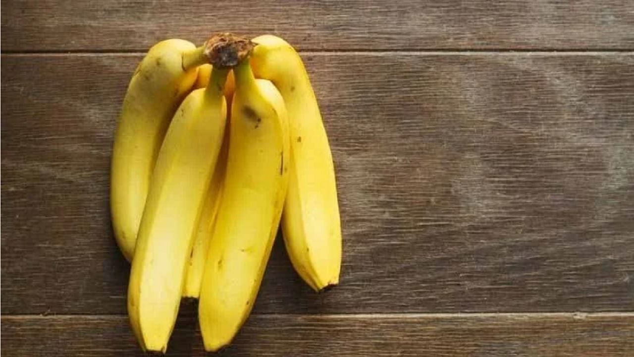 केळीने देखील फटाफट पोट भरते. रात्री जर आपल्याला भूक लागली तर आपण केळी खाल्ली पाहिजे. 