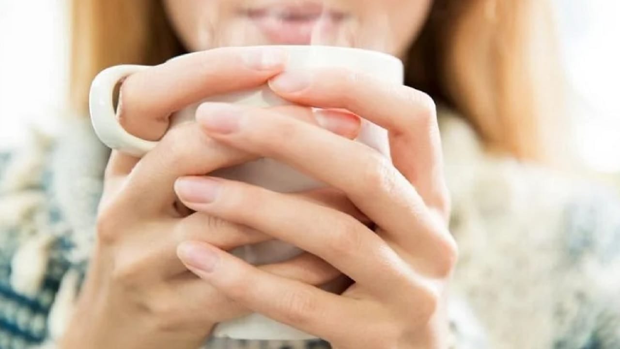 सलग तीन महिने दररोज किमान 3 ग्लास गरम पाणी पिण्याचा प्रयत्न करा. वजन तर काय कमी होईलच शिवाय आपल्याला बिलकुल थकवा जाणवणार नाही. 