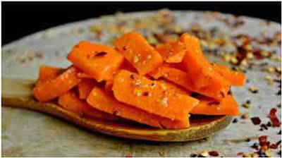 हिवाळ्यात गाजराचं लोणचं कधी ट्राय केलं आहे का? करून घ्या हे चटकमटक आणि लज्जतदार लोणचं