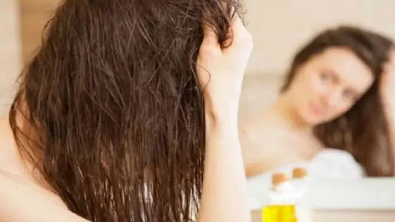 जास्त वारा आणि कडक सूर्यप्रकाशामुळे केसांचे नुकसान होते. त्यामुळे केस कोरडे होऊ लागतात आणि त्वचेवर कोरडेपणा येतो आणि कोंडा वाढतो. त्यामुळे जेव्हाही घराबाहेर पडता तेव्हा केस व्यवस्थित झाका.
