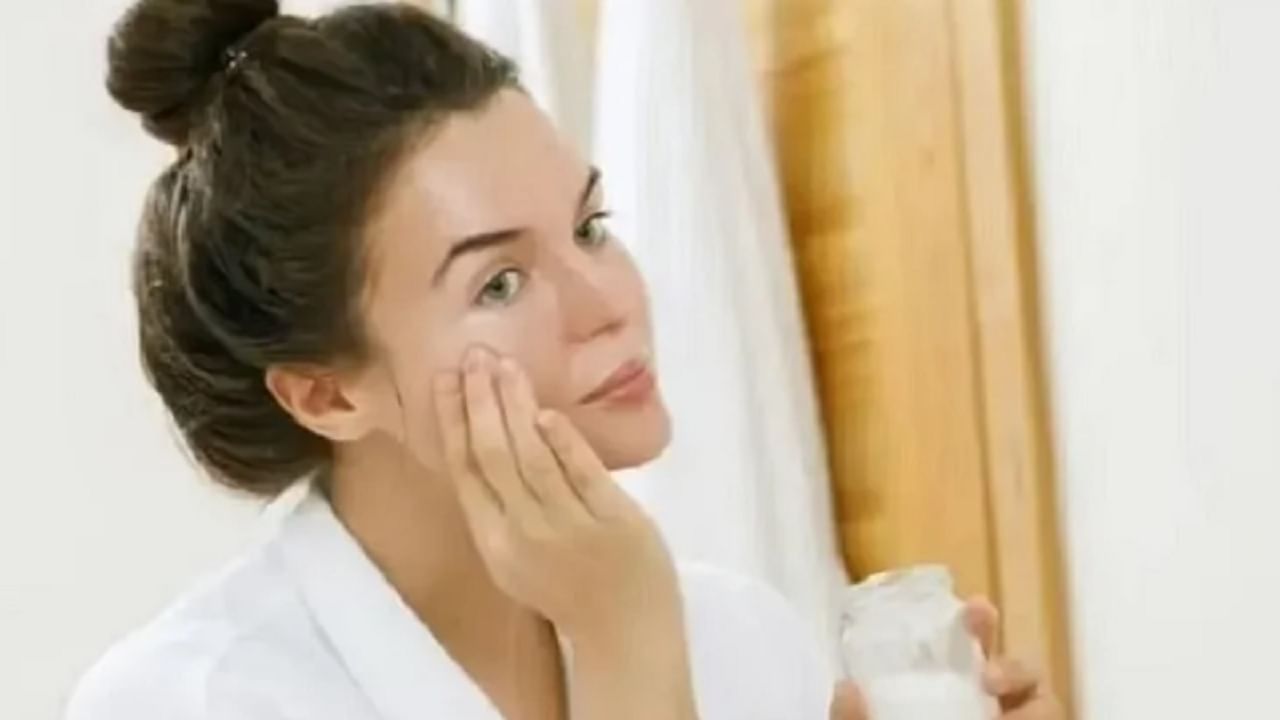 ओट्स आणि दही मिक्स करून चांगली पेस्ट तयार करा. ही पेस्ट आपल्या चेहऱ्यावर साधारण वीस मिनिटे ठेवा. त्यानंतर कोमट पाण्याने आपला चेहरा धुवा. या फेसपॅकमुळे आपल्या चेहऱ्यावरील पिंपल्सची समस्या दूर होते. 