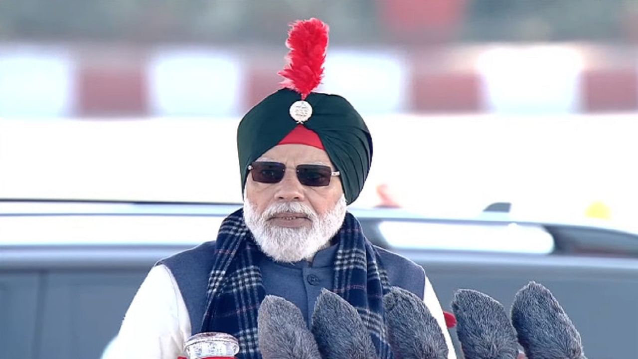 पंतप्रधान नरेंद्र मोदी यांनी शुक्रवारी दिल्लीतील करिअप्पा मैदानावर नॅशनल कॅडेट कॉर्प्स (NCC) रॅलीची पाहणी केली. दरवर्षी 28 जानेवारीला NCC रॅलीचे आयोजन केले जाते. यावेळी पंतप्रधानांनी आज शीख पगडी घातली होती.