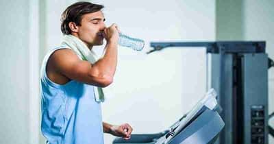 उभं राहून पाणी पिणाऱ्यांनो, असं करण्याचे गंभीर परिणाम माहीत आहेत का? जाणून घ्या सविस्तर