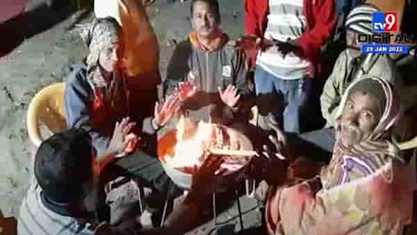 शेतकरी, भाजी विक्रेत्यांसाठी सामाजिक कार्यकर्त्यांसाठी बाजारापेठेत पेटवल्या शेकोटी