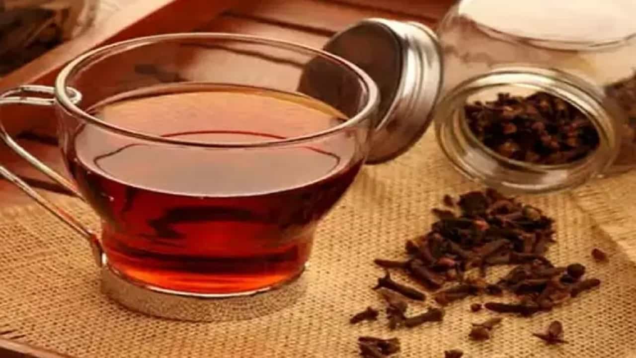 सर्व प्रकारचे चहा ट्राय केलेत... आता असा बनवा लवंग चहा, वजनही येईल नियंत्रणात