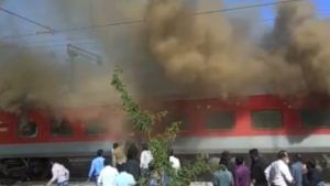 Fire in Gandhidham Puri Express | नंदुरबारमध्ये एक्स्प्रेसला भीषण आग, तब्बल दीड तासानंतर आग आटोक्यात