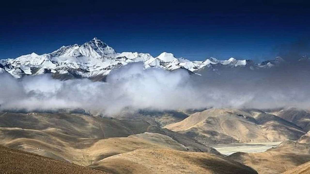 जगातील सर्वोच्च शिखर माउंट एव्हरेस्ट (Mount Everest) सर करणे हे प्रत्येक गिर्यारोहकाचे (Climber) स्वप्न असते. दर वर्षी शकडो गिर्यारोहक एव्हरेस्टवर चढाई करण्याचा प्रयत्न करतात. मात्र त्यातील काही जणांना यामध्ये यश येते. वास्तविक, हा पर्वत हिमालयाचा (Himalayas) एक भाग आहे, ज्याला नेपाळमधील स्थानिक लोक सागरमाथा म्हणजेच 'स्वर्गाचे शिखर' म्हणून ओळखतात. तर  तिबेटमध्ये या पर्वाताला शतकानुशतके चोमोलांगमा म्हणजेच 'पर्वतांची राणी' म्हणून ओळखले जाते. आज आपण या पर्वताबद्दलच्या अशा काही रोचक गोष्टी जाणून घेणार आहोत. 