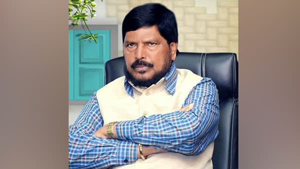 Wine in Maharashtra: किराणा दुकानात आला दारूचा माल, लोकांचे होणार हाल; आठवलेंनी उडवली ठाकरे सरकारच्या निर्णयाची खिल्ली