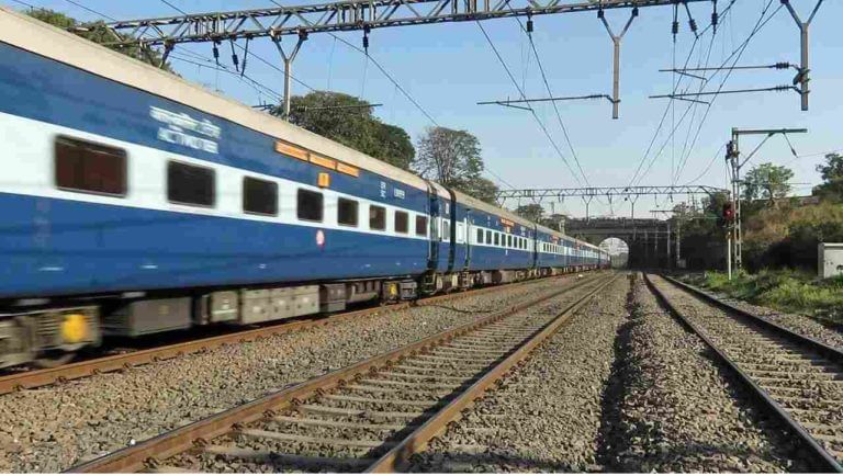 Pune | पुणे - मुंबई रेल्वे प्रवास करणाऱ्यांना मोठा दिलासा ; 22 मार्चपासून सुरु होणार रेल्वे मासिक पास