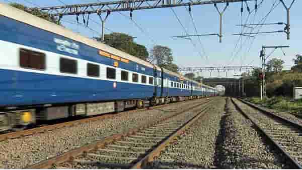 Pune | पुणे - मुंबई रेल्वे प्रवास करणाऱ्यांना मोठा दिलासा ; 22 मार्चपासून सुरु होणार रेल्वे मासिक पास