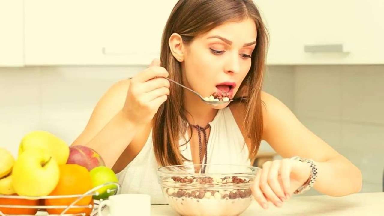 आयुर्वेदात असे सांगितले आहे की अन्न नेहमी भुकेच्या अर्ध्या प्रमाणात खाल्ले पाहिजे, जेणेकरून ते चांगले पचते. याशिवाय अन्न नेहमी ताजे खावे आणि चांगले चावून खावे. जेवताना बोलू नका.