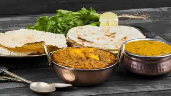 आयुर्वेदानुसार आपण नेहमी संतुलित आहार घेतला पाहिजे, तसेच आपल्या शरीराला कोणते घटक आवश्यक आहे हे ठरवूनच आहाराचे नियोजन करावे. सामान्यपणे गोड, खारट, आंबट, कडू, तिखट आणि तुरट अशा सहा चवींचे वर्णन आयुर्वेदामध्ये केले आहे. आजारांपासून दूर रहायचे असेल तर आपल्या शरीराच्या प्रकृतीबाबत तज्ज्ञांशी चर्चा करूनच आपला आहार चार्ट तयार करावा. जेवन करताना किंवा अन्न शिजवताना सामान्यपणे काय काळजी घ्यावी हे आज आपण जाणून घेणार आहोत.
