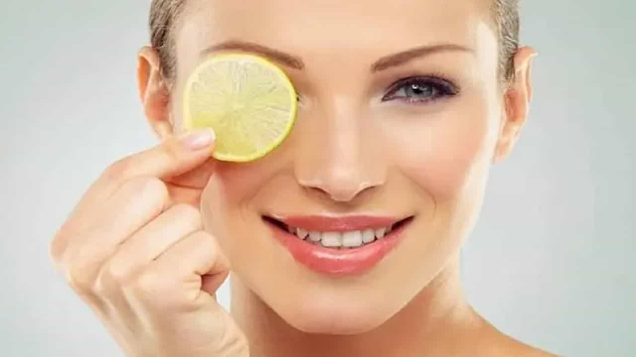 लिंबू: लिंबूमध्ये असलेले व्हिटॅमिन सी त्वचेसाठी खूप फायदेशीर आहे. परंतु असे म्हटले जाते की लिंबू थेट चेहऱ्यावर लावू नये. लिंबू थेट चेहऱ्यावर लावल्याने त्वचेवर पिंपल्स येण्याची समस्या होते.