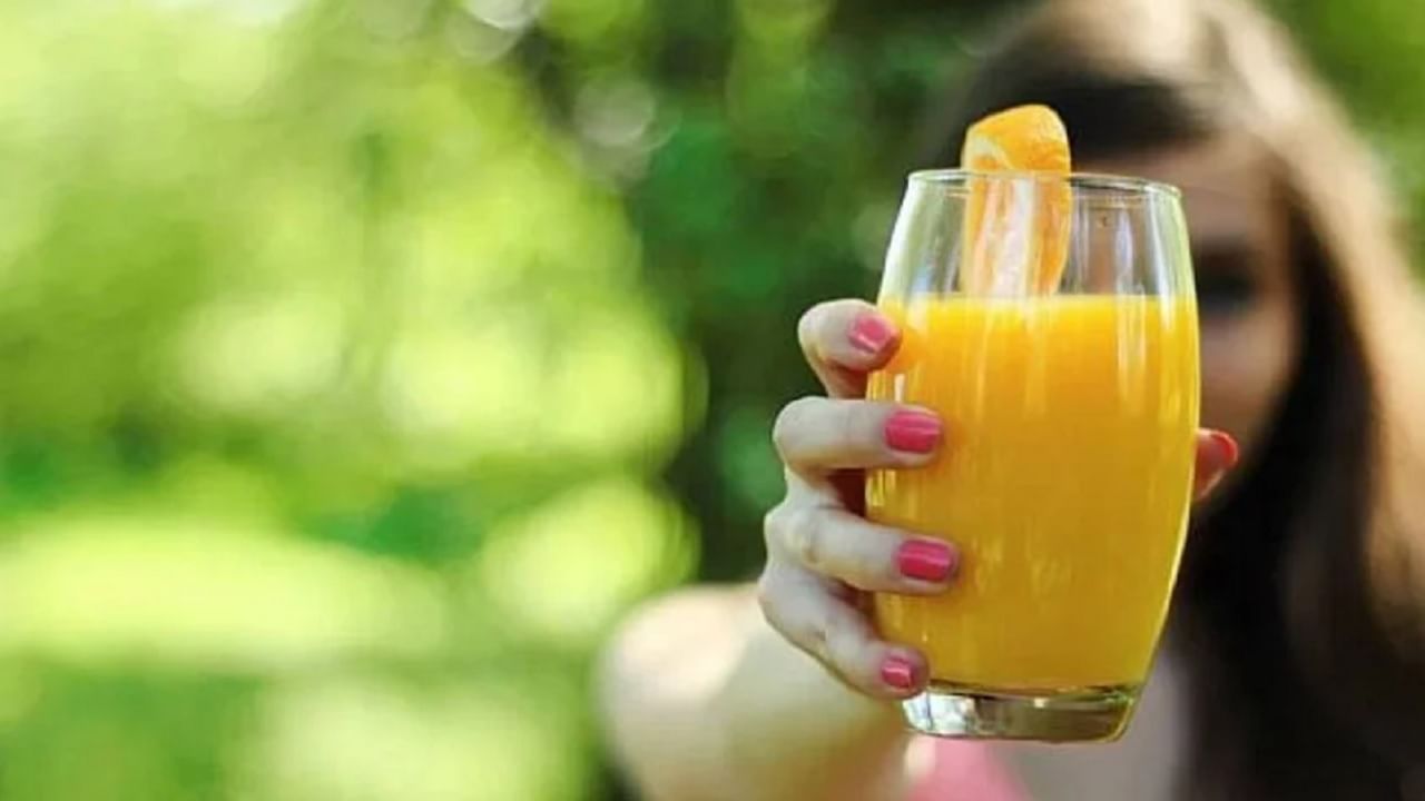 अल्सरची समस्या दूर करण्यासाठी मोसंबी आणि संत्रीचा रस गुणकारी मानला जातो. दररोज एक ग्लास रस घेतल्याने अल्सर कमी होतात. (टीप : कोणत्याही उपचारांपूर्वी डॉक्टरांचा सल्ला अवश्य घ्यावा.)