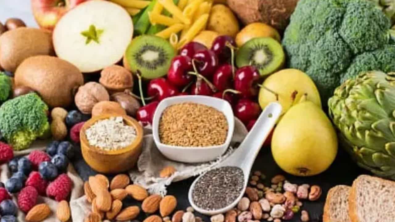 हिवाळ्यात सांधेदुखी, वजन वाढणे, खोकला, सर्दी अशा अनेक आरोग्य समस्यांना सामोरे जावे लागते. याशिवाय, कोरोनाच्या काळात जास्त बाहेर न पडल्यामुळे कमी शारीरिक हालचाली होत आहेत. त्यामुळे वजन वाढण्याची समस्या वाढत आहे. अशा परिस्थितीत तुम्ही घरीही काही योगासने आणि व्यायाम करू शकता. तसेच आहारामध्ये काही गोष्टींचा समावेश करून निरोगी राहू शकता. हे पदार्थ नेमके कोणते याबद्दल जाणून घेऊयात.