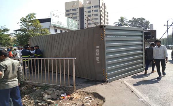 दुचाकीस्वाराला वाचवण्याच्या नादात कंटेनर उलटला, नवी मुंबईतल्या पाम बीचवर मोठा अपघात