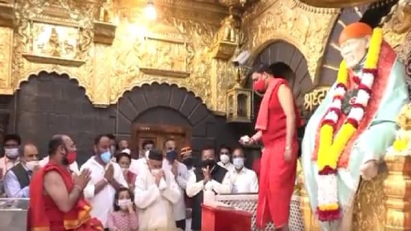शिर्डी : राज्यपाल भगतसिंह कोश्यारी यांनी साई दरबारी दाखल होत, साईबाबाचे दर्शन घेतले आहे. राज्यपालांनी साईंची पाद्यपुजा केल्यानंतर शिर्डी माझे पंढरपूर ही छोटी आरती केली आणि समाधीचे दर्शन घेतले.
