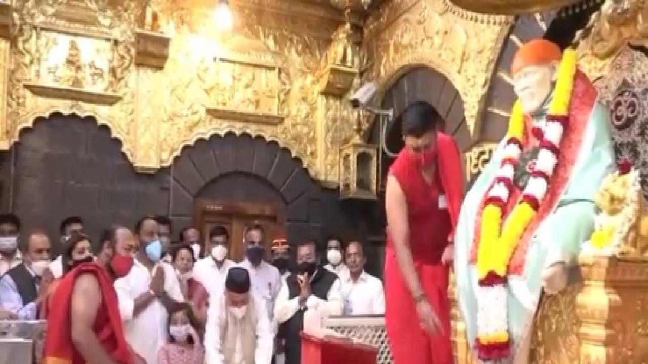 राज्यपाल कोश्यारी यांचा शनीशिंगणापूर दौरा रद्द करण्यात आला. ते आज साई दर्शन घेऊन शिर्डी मुक्कामी राहणार असून उद्या सकाळी पुन्हा दर्शन घेऊन त्रंबकेश्वरकडे रवाना होतील, अशी माहिती देण्यात आली आहे. 