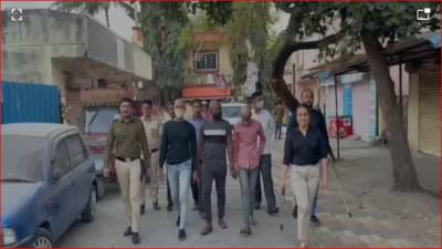 पिंपरी चिंचवडमधील तरुणाला मारहाण प्रकरण; पोलिसांनी भररस्त्यात काढली आरोपींची धिंड