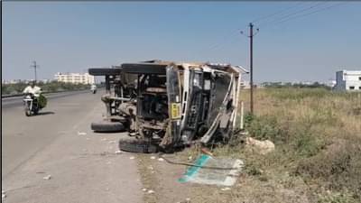 गायीला वाचवण्याच्या नादात भीषण अपघात, पिक अप व्हॅन दुभाजकावर धडकून उलटली