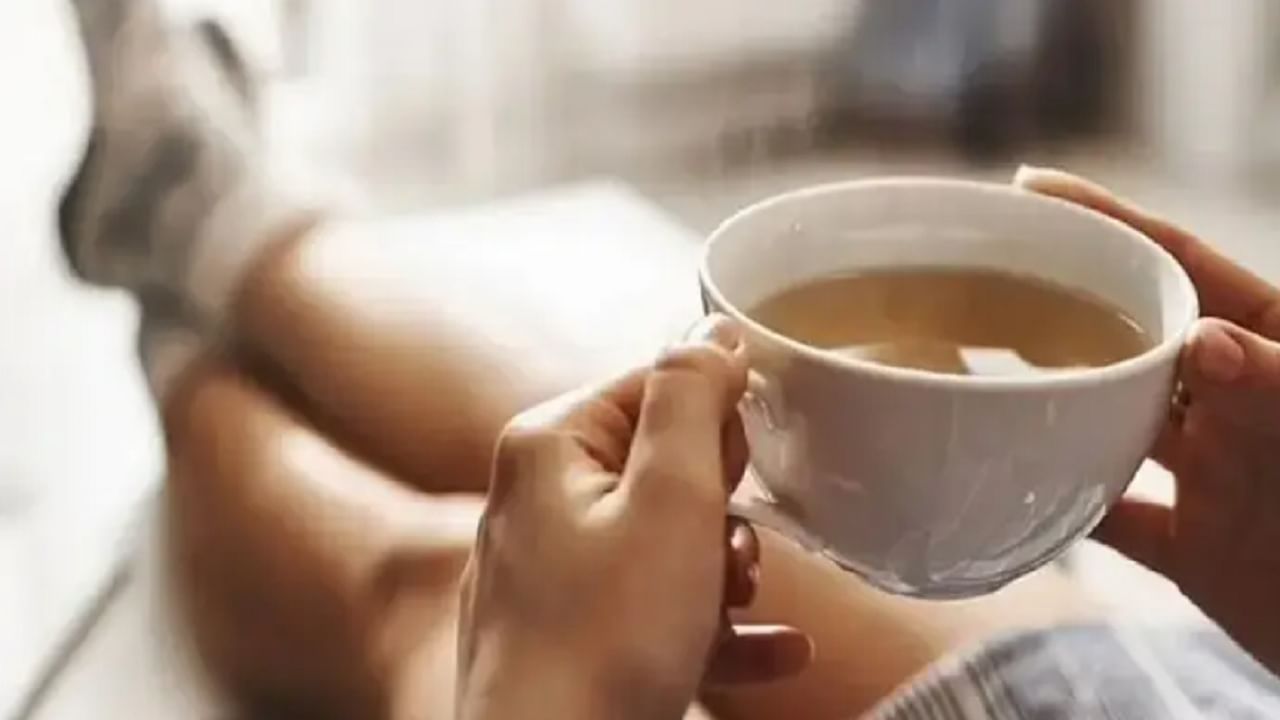तज्ज्ञांच्या मते, कॉफीच्या तुलनेत काळ्या चहामध्ये कॅफिनचे प्रमाण कमी असते. अभ्यासात असे आढळून आले आहे की, जे लोक दररोज 2-3 कप काळा चहा पितात त्यांच्यामध्ये ट्रायग्लिसराइडची पातळी कमी असते. त्यांच्या कोलेस्टेरॉलची पातळीही सुधारते. 