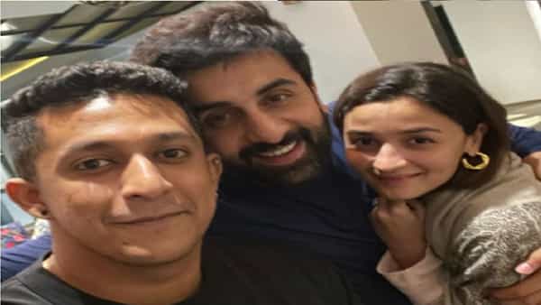 रणबीर कपूर आणि आलिया भट ही जोडी त्यांच्या चाहत्यांना आवडते. हे दोघे अनेकदा एकत्र स्पॉट केले जातात. हे दोघे एकमेकांना डेट करत असल्याची सध्या जोरदार चर्चा आहे. अश्यातच या दोघांचा एक फोटो सध्या सोशल मीडियावर व्हायरल होतोय.