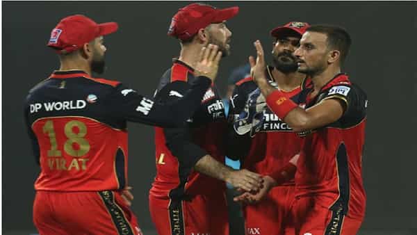 इंडियन प्रिमियर लीगसाठी (IPL) लवकरच मेगा ऑक्शन पार पडणार आहे. यामध्ये अनेक ताज्या दमाच्या क्रिकेटपटुंवर कोट्यवधींची बोली लागेल. प्रत्येक फ्रेंचायजीला फक्त चार खेळाडू रिटेन करण्याचा अधिकार होता. त्यामुळे प्रत्येक टीम नव्याने मजबूत संघबांधणी करण्याचा प्रयत्न करेल. लिलावात फलंदाजांइतकीच गोलंदाजांवरही बोली लागेल.
