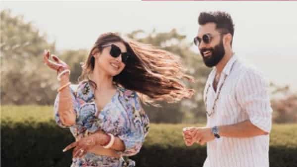 अभिनेत्री मौनी रॉय आणि सूरज नांबियार यांनी नुकतंच लग्न केलं. या दोघांच्या लग्नाची जोरदार चर्चा झाली. लग्नानंतर या जोडप्याने मित्रांना पूल पार्टी दिली आहे.