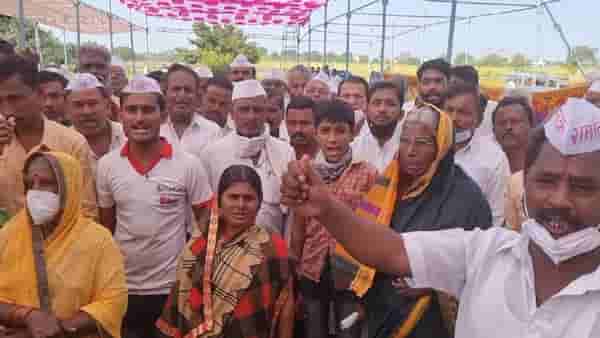 Crop Insurance : यंदाचाच नव्हे गेल्या तीन वर्षापासूनच्या पीकविमा रकमेच्या प्रतिक्षेत आहेत या मंडळातील शेतकरी