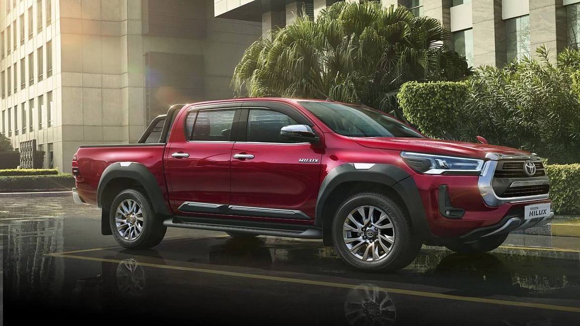  टोयोटा हायलक्सच्या (Toyota Hilux) फीचर्सवरुन पडदा हटवण्यात आला आहे. या लेटेस्ट लाईफस्टाईल वाहनात आहे 2.8 लीटरचे फोर-सिलिंडर टर्बो-डीझेल इंजिन आणि हे 6-स्पीड ऑटोमॅटिक आणि 6-स्पीड मॅन्युअल ट्रान्समिशन प्रकारांमध्ये उपलब्ध आहे. यातील जागतिक दर्जाचे इंजिनियरिंग, वाढीव सुरक्षा, अत्याधुनिक तंत्रज्ञान आणि या वर्गातील सर्वोत्तम (बेस्ट इन-क्लास) सुखसोयी यांमुळे तुमचा प्रत्येक दिवस देईल एक साहसी अनुभव. यातील ऑटोमॅटिक ट्रान्समिशन (AT) प्रकारात तुम्हाला मिळते या सेग्मेंट मधील सर्वोत्तम 204 HP पॉवर आणि 500 Nm चे टॉर्क आउटपुट, तर मॅन्युअल ट्रान्समिशन (MT) प्रकारात मिळते 204 HP पॉवर आणि 420 Nm चे टॉर्क आउटपुट. सर्व प्रकारांमध्ये (व्हेरीयंट) ग्राहकांना अत्यंत सहज ऑफ-रोडिंग साठी 4X4 ड्राईव्हट्रेन उपलब्ध आहे.