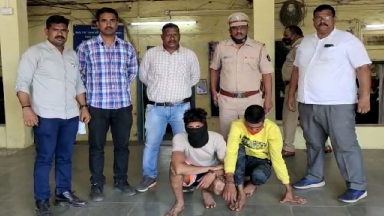 Kalyan Crime : शहाड रेल्वे स्थानकात चाकूच्या धाक दाखवून प्रवाशाला लुटणारे दोन चोरटे अटकेत Kalyan Crime : शहाड रेल्वे स्थानकात चाकूच्या धाक दाखवून प्रवाशाला लुटणारे दोन चोरटे अटकेत